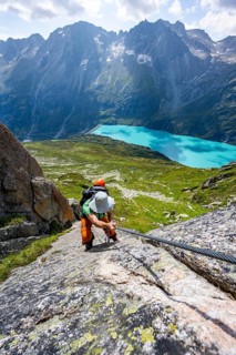 Mountaineer climbs on the secured Schijen-Zwärg via ferrata, climb to Bergseehütte, Göscheneralp in
