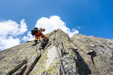 Mountaineers on the secure via ferrata Crocodile Mountain Lake at Bergseeschijen-Vorbau,