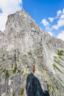 Mountaineers on the secure via ferrata Crocodile Mountain Lake at Bergseeschijen-Vorbau,