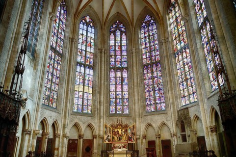 Interior photo, stained glass window in the choir, choir altar, high altar by Martin conductor,