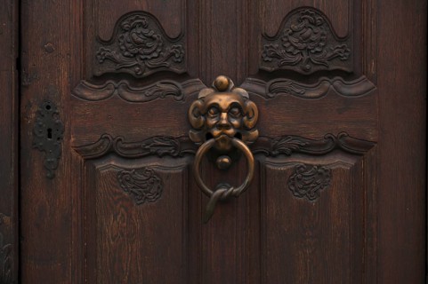 Detailed view, door knob, knocker, portal, Leube historic house, Leube house, old town, Ulm,