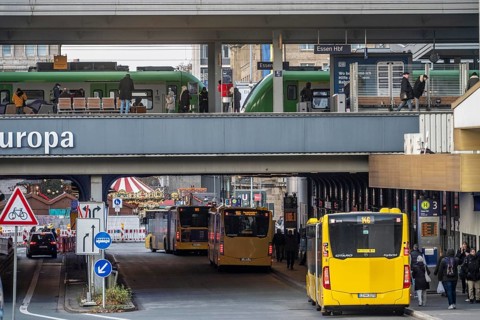 Busbahnhof am central railway station Essen, S-Bahn im Bahnhof, Essen, North Rhine-Westphalia,
