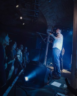 Eddie Keogh, singer of Kingfishr live at Gretchen in Berlin on 14.11.2025