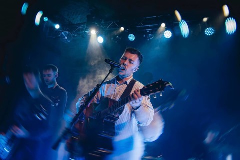 Eddie Keogh, singer of Kingfishr live in Berlin's Gretchen on 14.11.2025 Note: the photo was taken