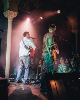 Eddie Keogh (singer) and Eoin Fitz Fitzgibbon (guitarist) from Kingfishr live in Berlin Gretchen on