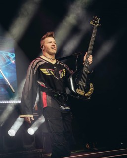 Bass player Brad Walst from Three Days Grace live on tour 25 at Berlin's Tempodrom on 19.11.2025