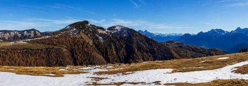 Snowfield on the Trattberg Alm with a view of the Hochwieskopf, Osterhorn Group, Salzkammergut,