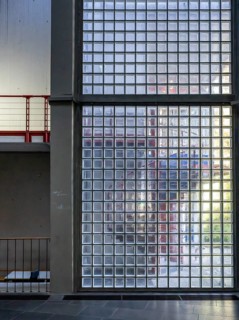 Wall made of glass blocks in the style of the 60s on the grounds of the Technical University of