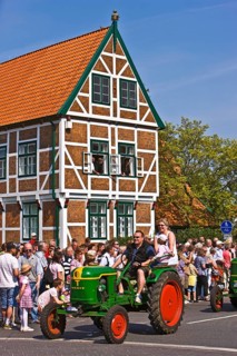 Bulldog, tractor, parade, typical half-timbered house, town hall, architecture, blossom festival,