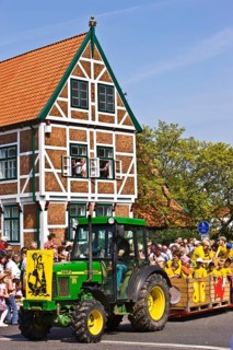 Tractor, parade, typical half-timbered house, town hall, architecture, blossom festival, York,