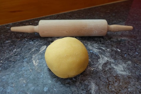 Southern German cuisine, preparation of shortcrust pastry, raw dough on the worktop, rolling pin,