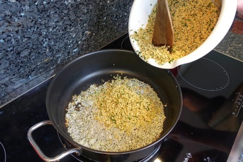 Swabian cuisine, preparation of tree frogs, sauté stuffing, stove, ceramic hob, vegetarian, vegan,