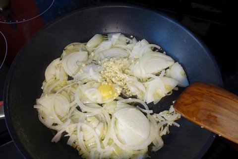 Southern German cuisine, preparation, sauté onions in a pan, stove, ceramic hob, frying fat, minced