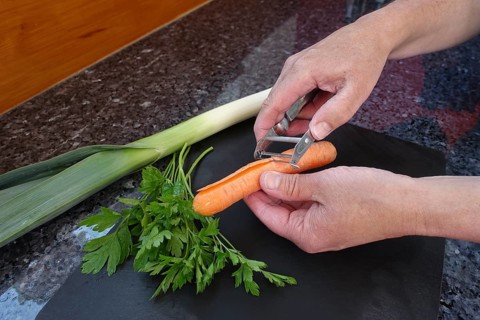 Southern German cuisine, preparation of vegetables, carrot, leek, parsley, raw carrot peel, paring