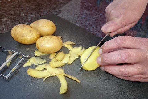 Southern German cuisine, preparing potatoes, cutting raw potatoes, peeling knife, kitchen knife,
