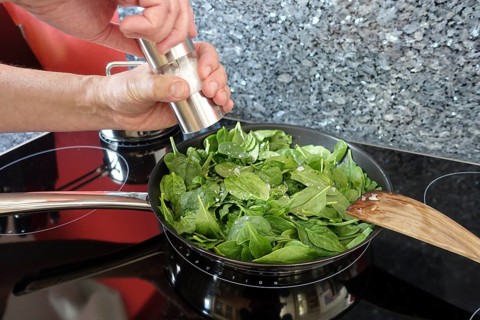 Southern German cuisine, preparation of spinach, pan, salt mill, seasoning, sauté, stove, ceramic