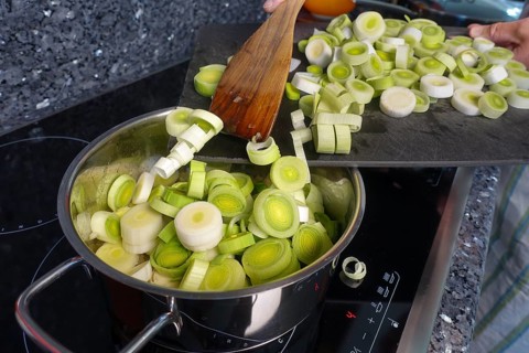 Southern German cuisine, preparation of leek vegetables, sauté leeks, cooking pot, stove, ceramic