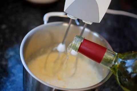 Southern German cuisine, preparation of wine cream, dessert, dessert, dessert, pouring white wine