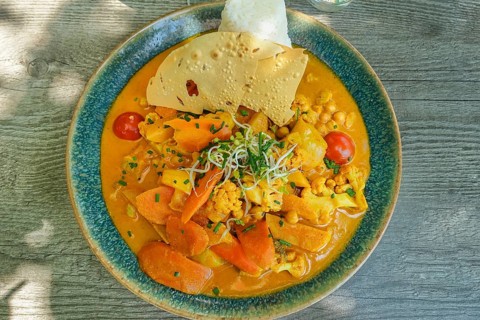 Asian cuisine, mixed vegetables, carrots, cauliflower, bamboo, cherry tomatoes, curry sauce,