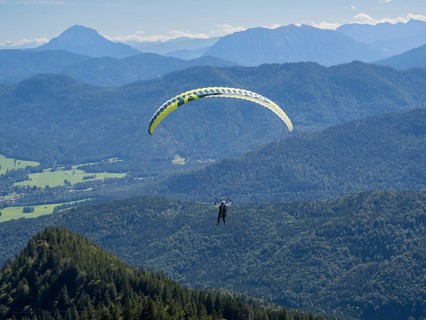 Paraglider am Brauneck, Bavarian Prealps, Isarwinkel, Lenggries, Upper Bavaria, Bavaria, Germany