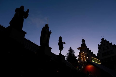 The silhouettes of the city greats Mrs. Rauscher (left), Charlemagne (center) and Johann Wolfgang