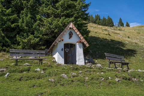 Chapel and two benches, Brauneck, Bavarian Prealps, Isarwinkel, Lenggries, Upper Bavaria, Bavaria,