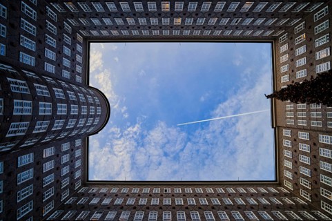 Sprinkenhof, Kontorhaus, brick expressionism, Kontorhausviertel, airplane, jet, drawing contrails