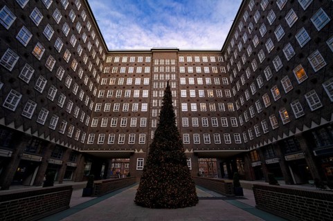 Christmas tree in Sprinkenhof, Kontorhaus, brick expressionism, Kontorhausviertel, Free and