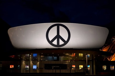Night shot, oversized logo, sign, pictogram, PEACE, Stage Theater an der Elbe, musical, Michael