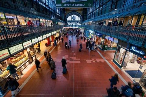 Interior view, lobby, shops, shopping, travelers, main station, Free and Hanseatic City of Hamburg,