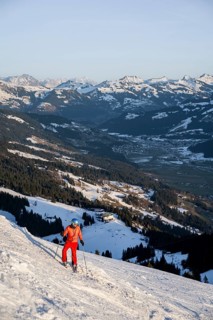 Skiers, Hohe Salve downhill, view over Brixental, SkiWelt Wilder Kaiser Brixenthal, Hochbrixen,