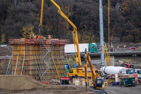 Concreting of a new bridge pillar at the Duisburg-Kaiserberg motorway junction, complete conversion