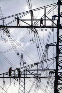 Work on a 380 kV high-voltage overhead line, new construction, along the A57 motorway, near