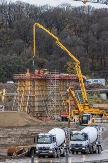 Concreting of a new bridge pillar at the Duisburg-Kaiserberg motorway junction, complete conversion