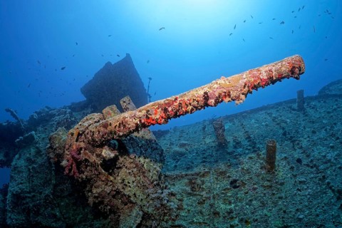 Gun platform and 40mm gun, British, shipwreck, steamship SS Thistlegorm, ammunition freighter,