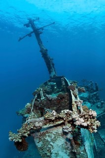 Schorstein und Mast, MS Khanka, also known as Russian wreck, named SSV (Sudno Svyazyy) on the hull