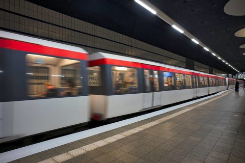 Steinstraße underground station, underground train, movement effect, passenger, platform, stop,
