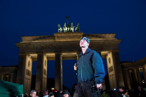 Egon Werler (musician) sings at the international climate demo under the motto Fight for 1.5 at the