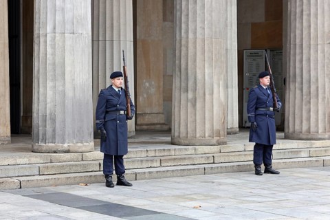Honorary post of guard battalion at the Federal Ministry of Defence in front of the new guard -