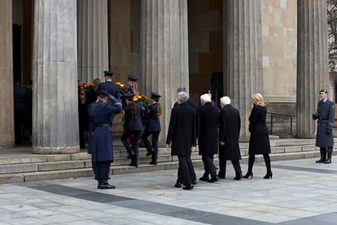 Wreath procession of representatives of constitutional organs enters the Neue Wache - Memorial Day