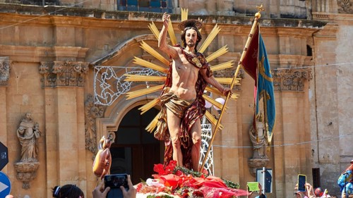 Scigli, Easter Sunday, statue of the Resurrected Christ, solemn statue of Christ in front of a