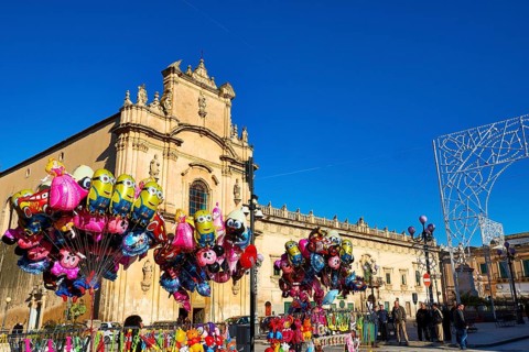 Scigli, Easter Sunday, colorful balloons in front of a church on a busy square with bright blue