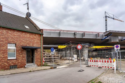 Residential buildings, directly on the A40 Neuenkamp bridge, in Duisburg-Homberg, inclined ropes of