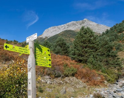 Hiking trails footpath sign Guarrinza - La Mina, Parque Natural Valles Occidentales, Hecho,