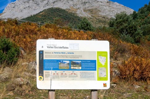 Information sign about dolmens La Mina, Parque Natural Valles Occidentales, Hecho, Pyrenees