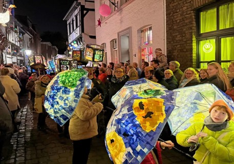 Martin procession of schoolchildren with lanterns on Alte Schulstraße in the evening, Old Town,