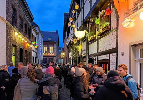People on the Alte Schulstraße decorated for the Martin train in the evening, Old Town, Kempen,
