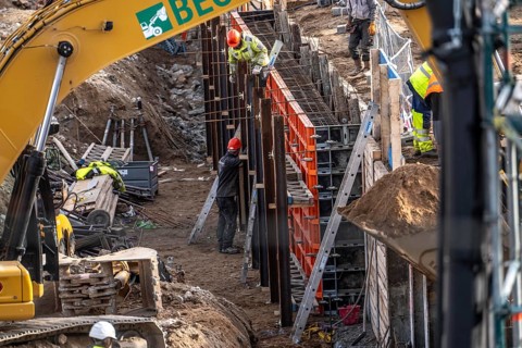Construction site, dismantling, demolition of a large building, construction of retaining walls in