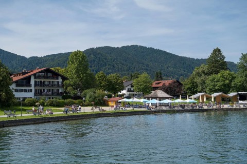View of town, lakeside promenade with tourists, harbour, Tegernsee, Bad Wiessee, Upper Bavaria,