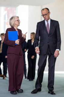 Prof. Dr. Monika Schnitzer (Chair of the Council of Experts) and Friedrich Merz (Federal Chancellor